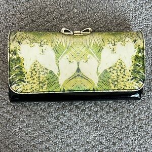 Ted baker wallet: pre-owned

Distressing and shows signs of wear